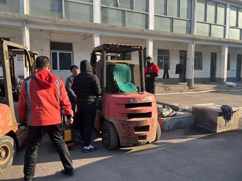 淄博市淄川分局对辖区非道路移动机械开展尾气抽测