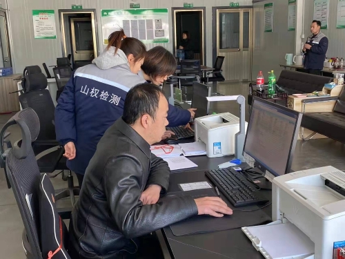 淄博市经开区生态环境分局对辖区内机动车尾气检测机构进行抽查